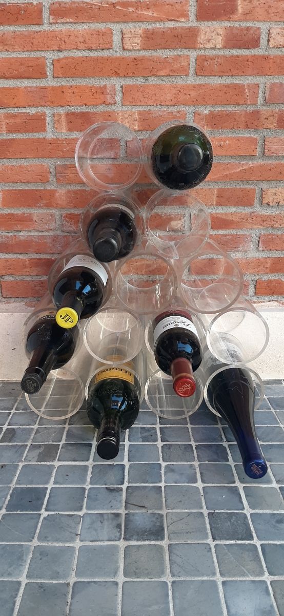 Botellero apilable de metalcrilato transparente.