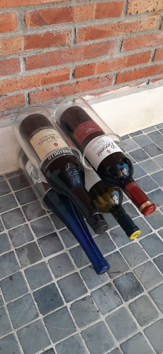 Botellero apilable de metalcrilato transparente.