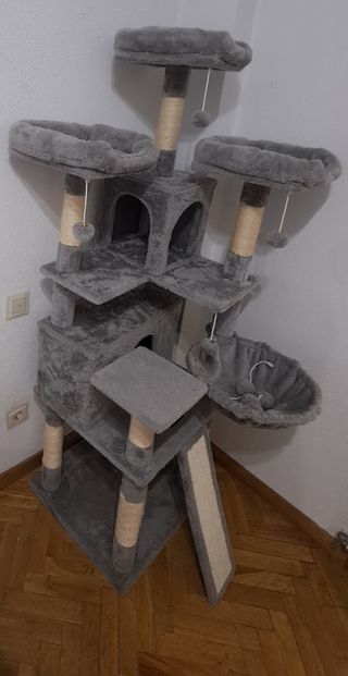 Árbol rascador para gatos gris