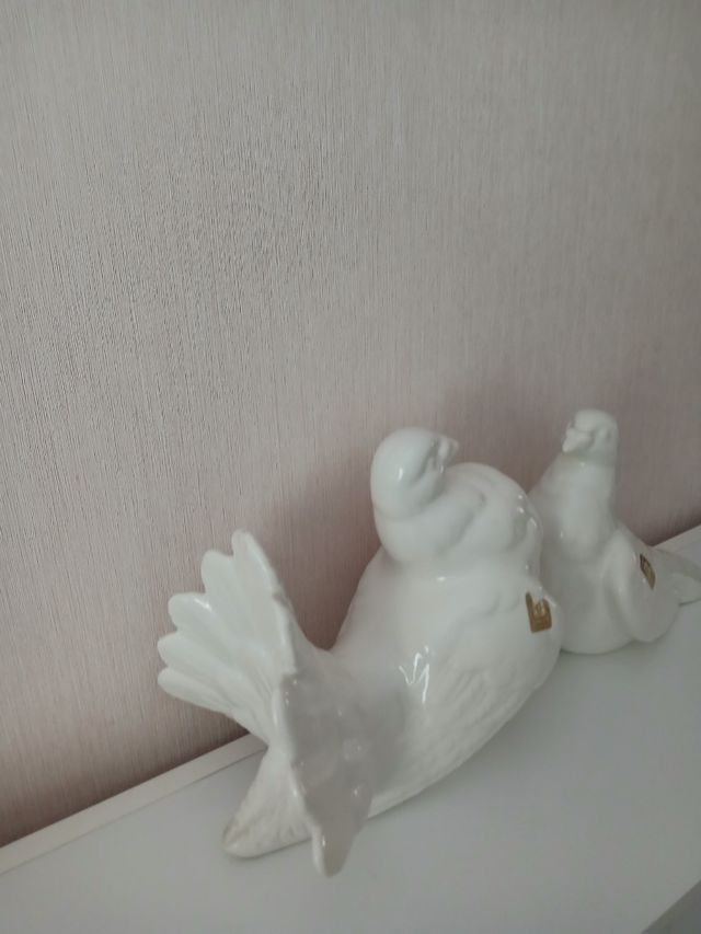 Figuras de cerámica de palomas blancas