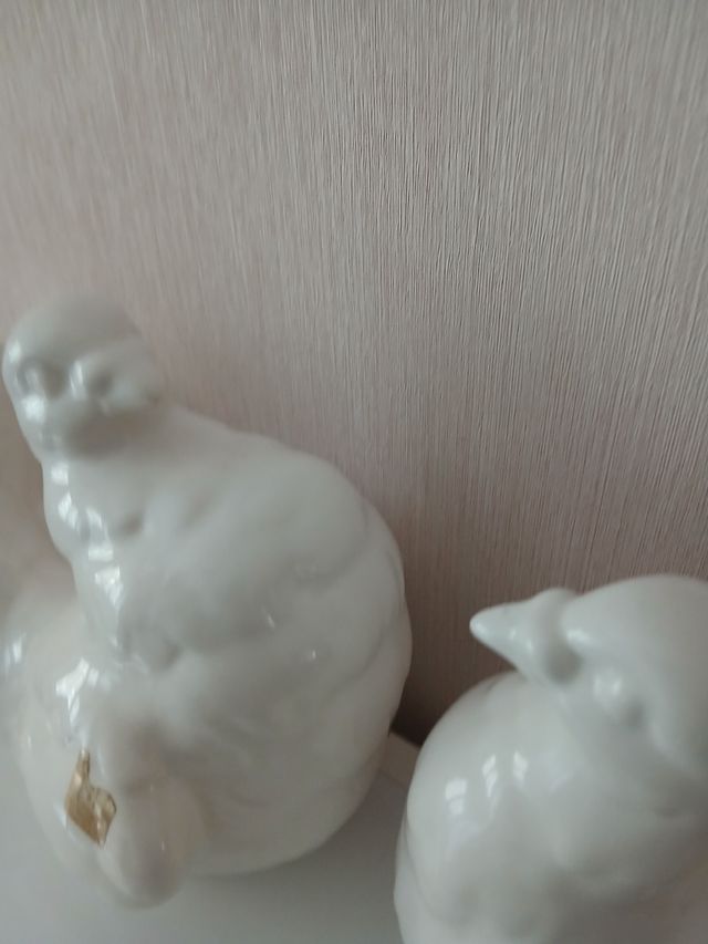 Figuras de cerámica de palomas blancas