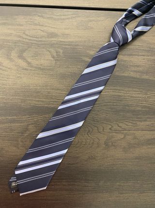 Corbata azul y blanca a rayas