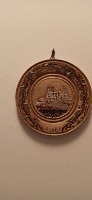 Piatto in legno decorato con scena e scritta