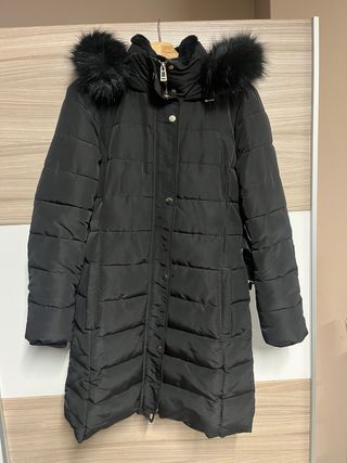 Anorak negro Stradivarius con capucha