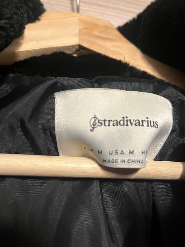 Anorak negro Stradivarius con capucha