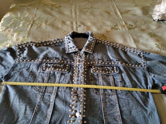 Cazadora vaquera tachuelas plateadas y negras