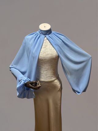 Mangas de gasa con choker azul