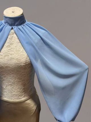 Mangas de gasa con choker azul