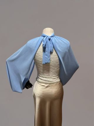 Mangas de gasa con choker azul