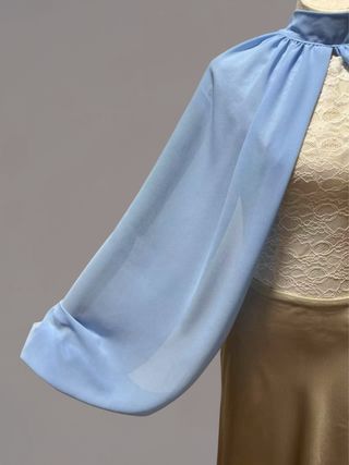 Mangas de gasa con choker azul