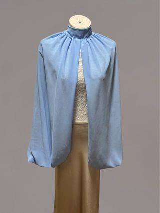 Mangas de gasa con choker azul