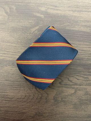 Corbata azul con rayas doradas y rojas