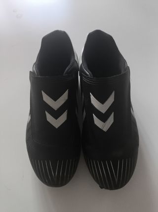 Botas de fútbol Hummel tacos negras y blancas