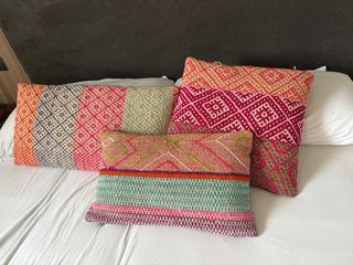 Cojines étnicos de lana tejidos artesanalmente.
