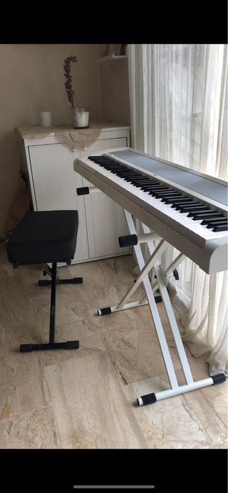 Piano digital Korg B2 con soporte y banqueta.