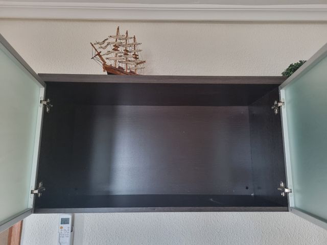 MUEBLE, VITRINA MÁS ESTANTE DE MADERA Y CRISTAL.