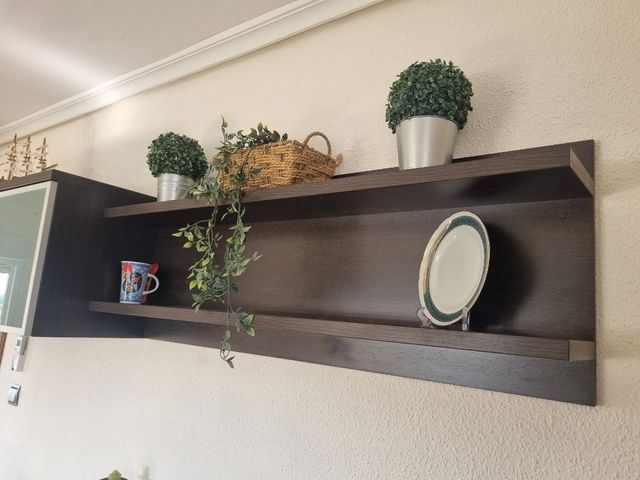 MUEBLE, VITRINA MÁS ESTANTE DE MADERA Y CRISTAL.