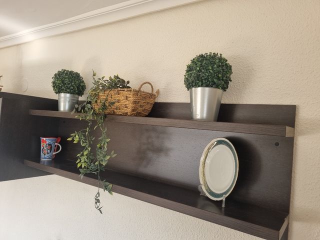 MUEBLE, VITRINA MÁS ESTANTE DE MADERA Y CRISTAL.