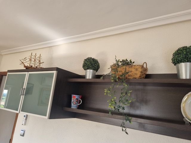 MUEBLE, VITRINA MÁS ESTANTE DE MADERA Y CRISTAL.