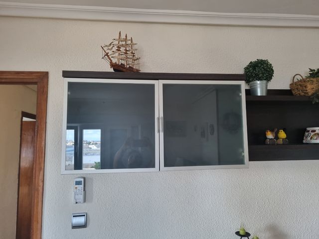 MUEBLE, VITRINA MÁS ESTANTE DE MADERA Y CRISTAL.