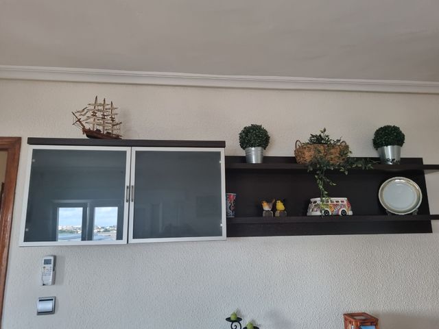 MUEBLE, VITRINA MÁS ESTANTE DE MADERA Y CRISTAL.