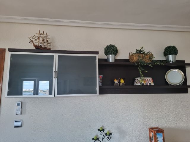 MUEBLE, VITRINA MÁS ESTANTE DE MADERA Y CRISTAL.