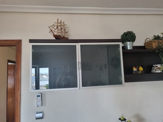 MUEBLE, VITRINA MÁS ESTANTE DE MADERA Y CRISTAL.