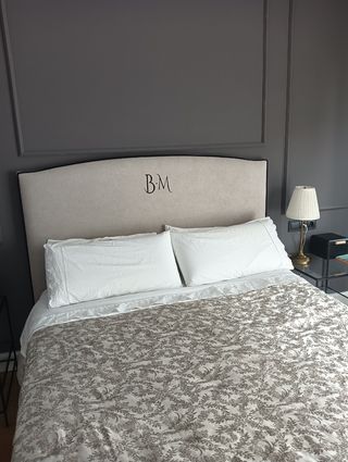 Cabecero de tela beige y gris