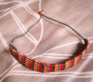Pulsera multicolor de hilo trenzado