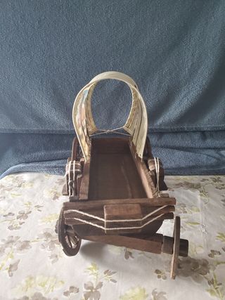 Carriola decorativa in legno con cavalli