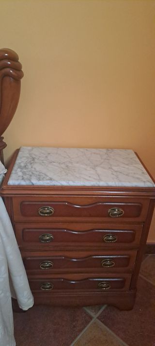 Dormitorio madera, mesitas  noche,cómoda, espejo