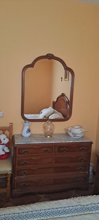 Dormitorio madera, mesitas  noche,cómoda, espejo