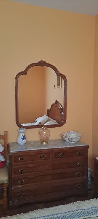 Dormitorio madera, mesitas  noche,cómoda, espejo