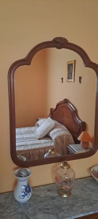 Dormitorio madera, mesitas  noche,cómoda, espejo