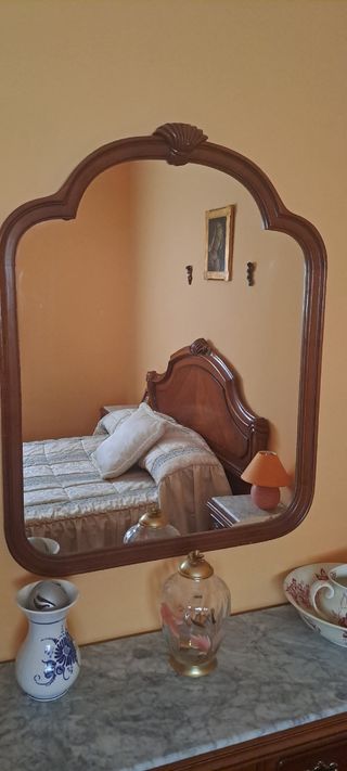 Dormitorio madera, mesitas  noche,cómoda, espejo