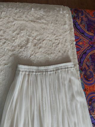 Falda larga blanca plisada