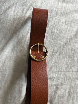 Cinturón de cuero marrón con hebilla dorada