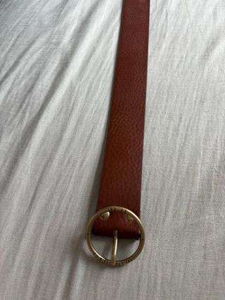 Cinturón de cuero marrón con hebilla dorada