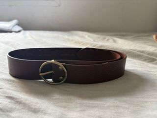 Cinturón de cuero marrón con hebilla dorada