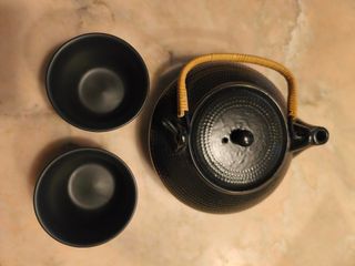 Tetera japonesa y 2 tazas de cerámica