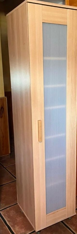 Armario Ikea madera con puertas de cristal