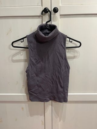 Top Zara cuello alto sin mangas morado