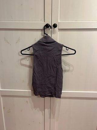 Top Zara cuello alto sin mangas morado