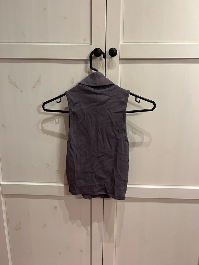 Top Zara cuello alto sin mangas morado