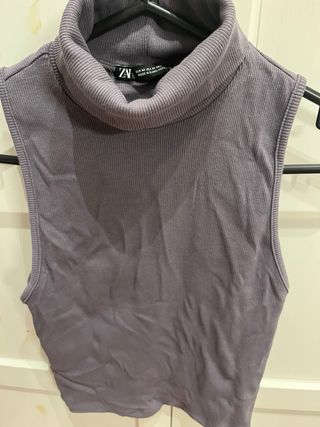 Top Zara cuello alto sin mangas morado