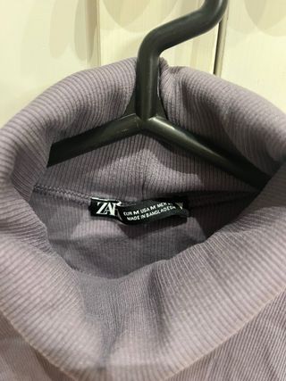 Top Zara cuello alto sin mangas morado