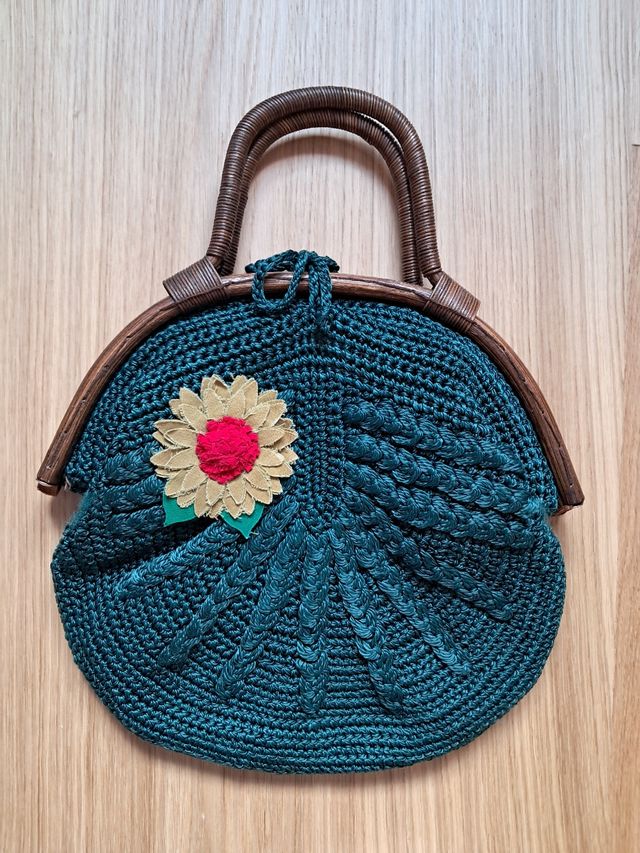 Bolso de crochet con asas de bambú.