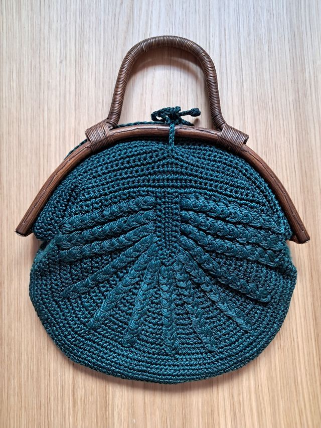Bolso de crochet con asas de bambú.
