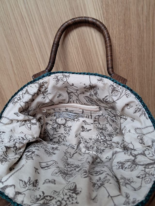 Bolso de crochet con asas de bambú.