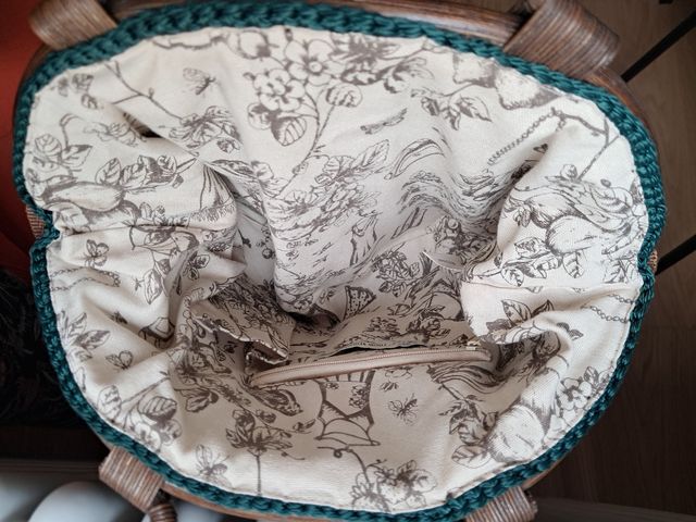 Bolso de crochet con asas de bambú.